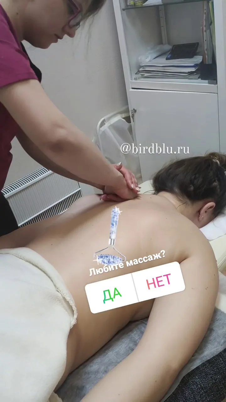 Клиент получает расслабляющий массаж спины в салоне