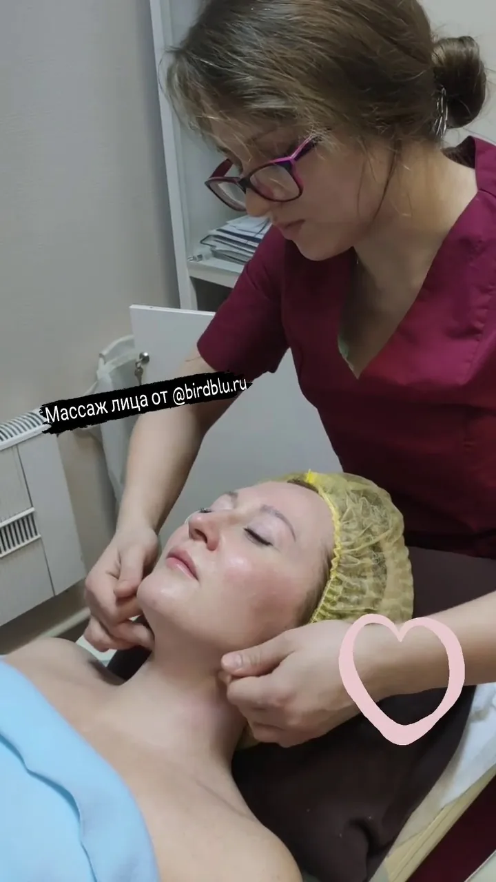 Косметолог в клинике делает женщине расслабляющий массаж лица перед важным событием